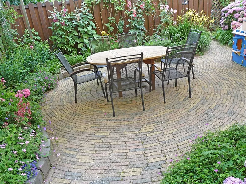 Runde Pflasterterrasse mit Sitzplatz, angelegt von Hungerhoff