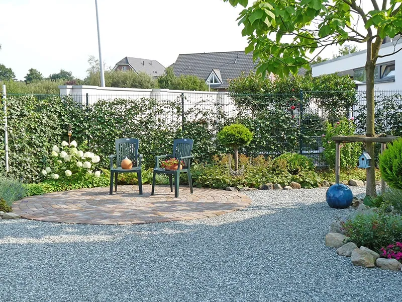 Neu angelegter Garten mit Kiesfläche und Sitzplatz von Hungerhoff