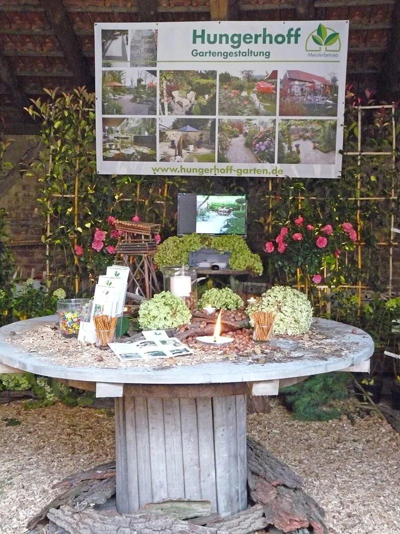 Ausstellungsstand von Hungerhoff Gartengestaltung mit Firmenschild und Meisterbetrieb-Zeichen